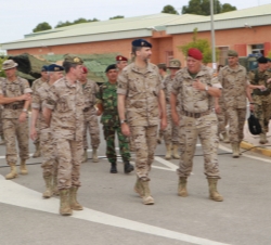 El Príncipe, acompañado por el jefe de Estado Mayor del Ejército, general de ejército Jaime Domínguez Buj, y el teniente general jefe del NRDC-SP HQ C
