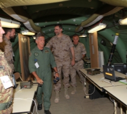 El Príncipe, durante su recorrido por las instalaciones