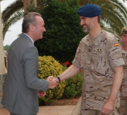 El Príncipe de Asturias recibe el saludo del presidente de la Generalitat Valenciana, Alberto Fabra
