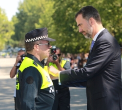 Don Felipe impone la Medalla de Policía Municipal al policía Santiago Lozano
