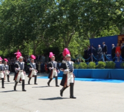 Momento en el que la sección de policía de gala pasa por la tribuna 