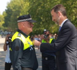 Su Alteza Real el Príncipe de Asturias impone la Medalla al Mérito Profesional al policía Juan Emilio Guerrero