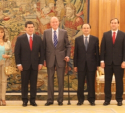Don Juan Carlos junto al Presidente electo, Horacio Manuel Cartes, y Jesús Manuel Gracia Aldaz, Juan Carlos López Moreira y Leila Rachid