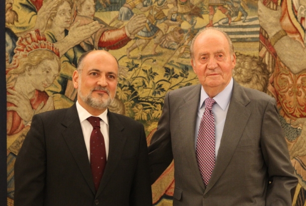 Su Majestad el Rey y el presidente del Tribunal Constitucional, Francisco Pérez de los Cobos