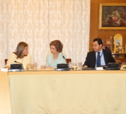 Doña Sofía acompañada por la ministra de Sanidad, Servicios Sociales e Igualdad, Ana Mato, y el secretario de Estado de Servicios Sociales e Igualdad,