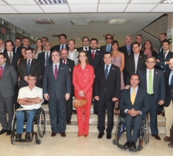 La Infanta Doña Elena acompañada por las autoridades presentes en el acto