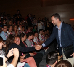 Don Felipe saluda a una de las jóvenes participantes en el Fórum Impulsa