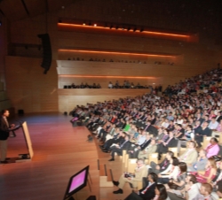 Vista general del auditorio durante la intervención del Príncipe de Asturias y de Girona