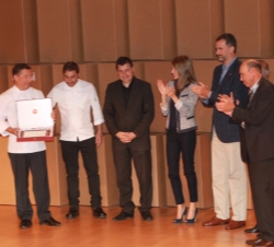 Los Príncipes de Asturias y de Girona y el presidente de la Fundación Príncipe de Girona aplauden a los hermanos Roca, que recibieron una placa recono