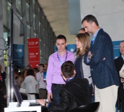 Don Felipe y Doña Letizia, con los jóvenes impulsores de la plataforma "Promuévete"