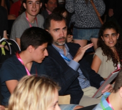 El Príncipe conversa con un joven durante su asistencia a las ponencias matinales