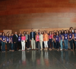 Los Príncipes, con los voluntarios de la Fundación Príncipe de Girona y del Impulsa Fórum 2013, junto con los responsables de la FPdGi y la ministra d