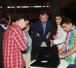 El Príncipe de Asturias y la ministra Pastor atienden a las explicaciones de los jóvenes responsables de un stand del "Projectarium"