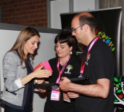 Doña Letizia conversa con los responsables de un stand del "Projectarium"
