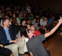 Los Príncipes se fotografían con un grupo de jóvenes participantes en el Fórum Impulsa