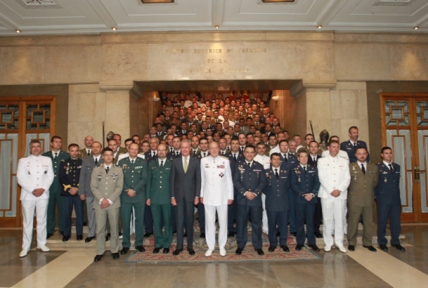 Su Majestad el Rey con los alumnos graduados en el XIV Curso de Estado Mayor de las Fuerzas Armadas