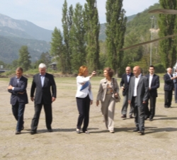 Doña Sofía a su llegada al Campo de Fútbol del Polideportivo Municipal de Castejón de Sos, recibe las primeras explicaciones de la presidenta de Aragó