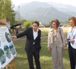 Doña Sofía acompañada por la presidenta de Aragón, Luisa Fernanda Rudi, atienden las explicaciones del técnico de la Confederación Hidrográfica del Eb