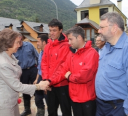 Doña Sofía compartió unos instantes con las personas que trabajaron en las tareas de recuperación en la localidad de Arties
