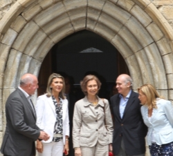 Su Majestad la Reina junto a las autoridades que la acompañaban en la visita a la localidad de Arties