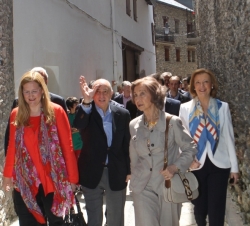 La Reina acompañada por las autoridades presentes en la visita durante su recorrido por la localidad de Benasque