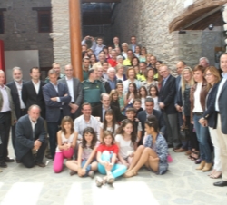 Su Majestad la Reina junto a una representación de los colectivos afectados y efectivos y voluntarios que participaron en las tareas de recuperación d
