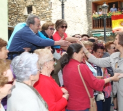 Doña Sofía saluda a los vecinos de la localidad de Benasque