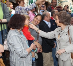 La Reina saluda a los vecinos durante su recorrido por la localidad de Benasque