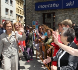 Doña Sofía recorre las calles de la localidad de Benasque