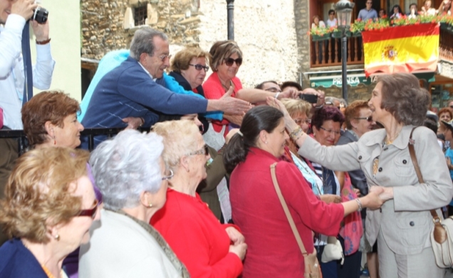 Doña Sofía saluda a los vecinos de la localidad de Benasque