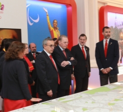 Don Felipe durante la visita del presidente del Comité Olípico Internacional, Jacques Rogge