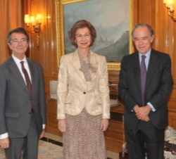 Doña Sofía, con el presidente de la Fundación del Teatro Real, Gregorio Marañón, y el director artístico, Gerard Mortier