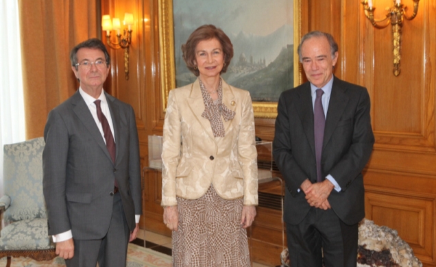 Doña Sofía, con el presidente de la Fundación del Teatro Real, Gregorio Marañón, y el director artístico, Gerard Mortier