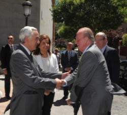 Don Juan Carlos recibe el saludo del presidente de Consejo Económico y Social, Marcos Peña, en presencia de la ministra de Empleo y Seguridad Social, 