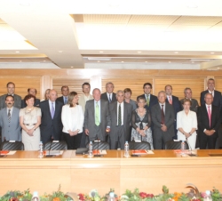 Don Juan Carlos acompañado de la ministra de Empleo y Seguridad Social y de los miembros de la Comisión Permanente del Consejo Económico y Social