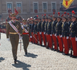 Su Alteza Real el Príncipe de Asturias pasa revista a la tropas