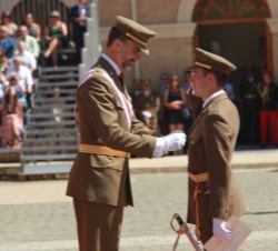 Don Felipe impone la Cruz del Mérito Militar con distintivo Blanco al teniente de Ingenieros, Daniel Lahoz Bielsa