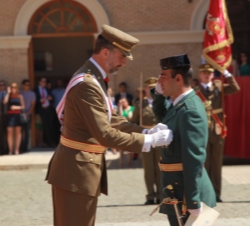El Príncipe de Asturias impone la Cruz de la Orden del Mérito de la Guardia Civil con distintivo Blanco al alférez de la Guardia Civil, 