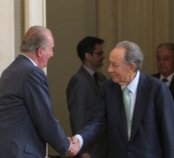 Don Juan Carlos recibe el saludo del presidente del Patronato de la Fundación Cotec, Juan Miguel Villar Mir