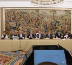 Vista de la mesa presidencial durante la reunión