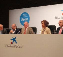 Don Juan Carlos, durante su intervención, junto a Doña Sofía, el ministro del Interior, Jorge Fernández Díaz, el presidente de La Caixa, Isidre Fainé,