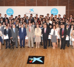 Los Reyes y las autoridades asistentes, junto con los jóvenes becados