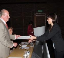 Su Majestad el Rey entrega el diploma a una de las estudiantes becadas