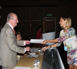 Su Majestad el Rey entrega el diploma a una de las jóvenes estudiantes