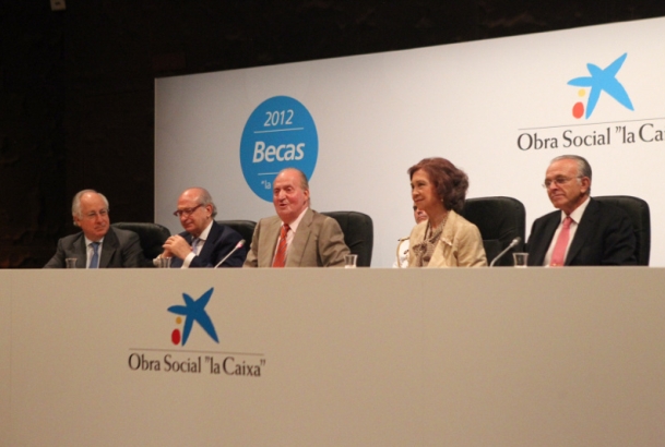 Don Juan Carlos, durante su intervención, junto a Doña Sofía, el ministro del Interior, Jorge Fernández Díaz, el presidente de La Caixa, Isidre Fainé,
