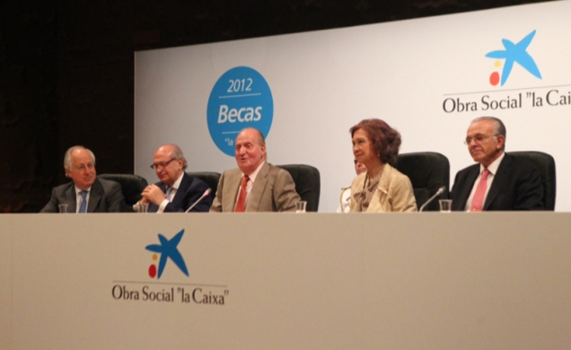 Don Juan Carlos, durante su intervención, junto a Doña Sofía, el ministro del Interior, Jorge Fernández Díaz, el presidente de La Caixa, Isidre Fainé,