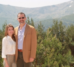 Sus Altezas Reales los Príncipes de Asturias con el Parque Nacional de la Sierra de Guadarrama al fondo