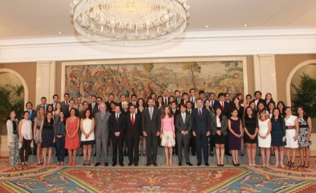 Los Príncipes de Asturias con los participantes en la XI edición del Programa de Jóvenes Líderes Iberoamericanos