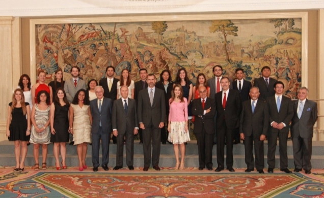 Los Príncipes de Asturias con los los participantes en la I edición del "Curso Iberis para jóvenes periodistas iberoamericanos"