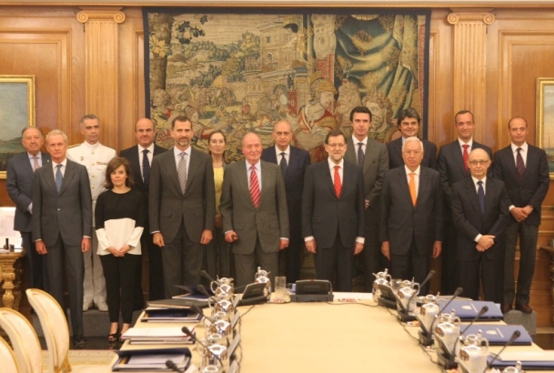 Su Majestad el Rey acompañado por Su Alteza Real el Príncipe de Asturias y los miembros del Consejo de Seguridad Nacional